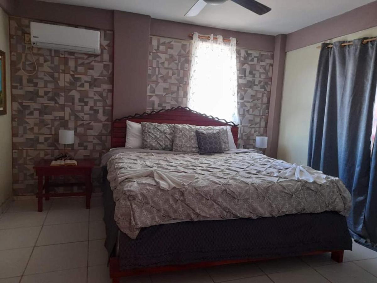 לה סייבה La Delphina Bed And Breakfast Bar And Grill מראה חיצוני תמונה