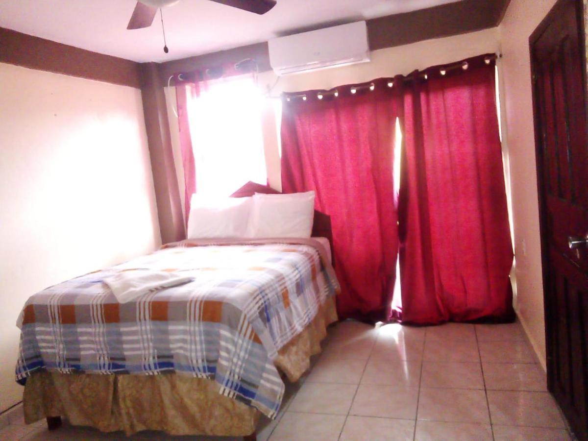 לה סייבה La Delphina Bed And Breakfast Bar And Grill מראה חיצוני תמונה