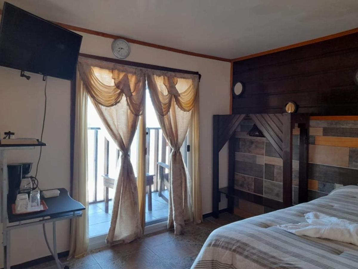 לה סייבה La Delphina Bed And Breakfast Bar And Grill מראה חיצוני תמונה
