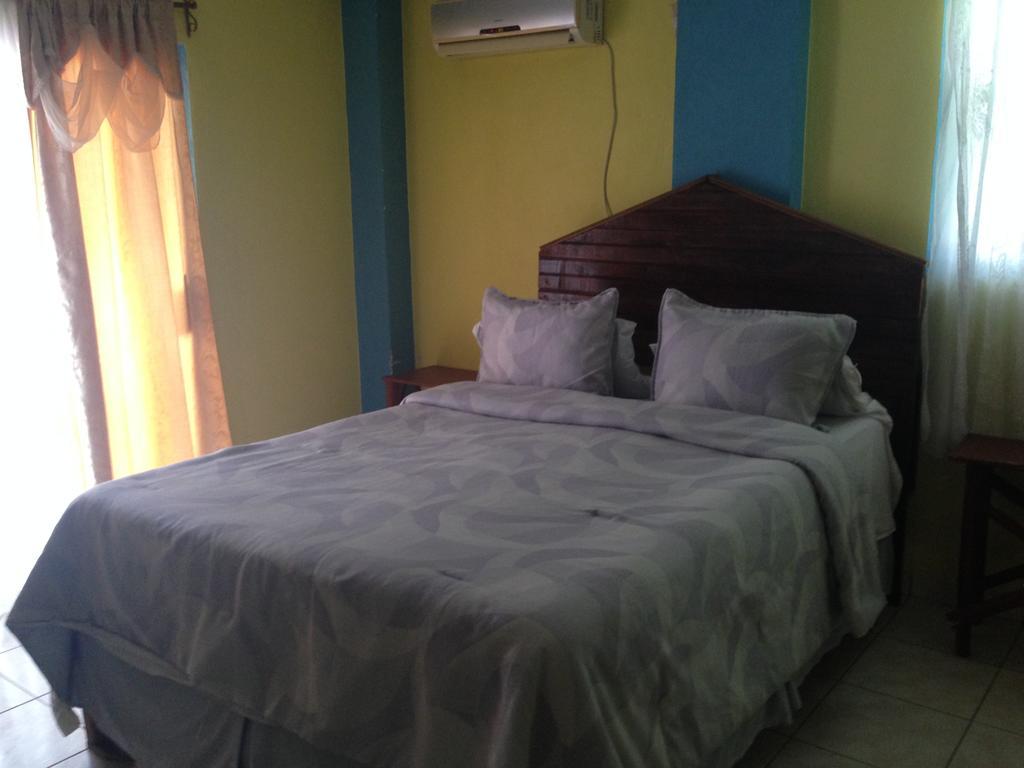 לה סייבה La Delphina Bed And Breakfast Bar And Grill מראה חיצוני תמונה