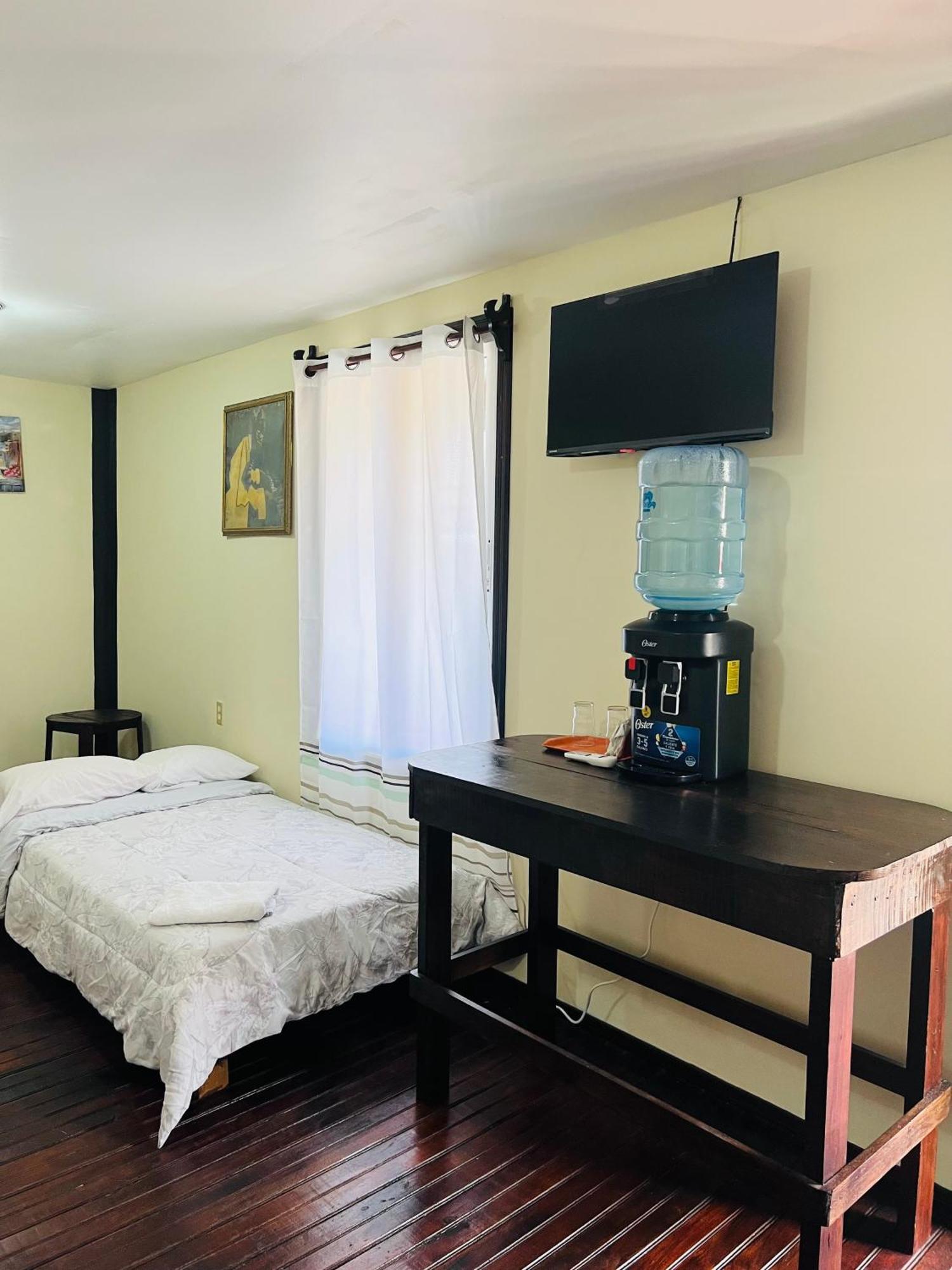 לה סייבה La Delphina Bed And Breakfast Bar And Grill מראה חיצוני תמונה