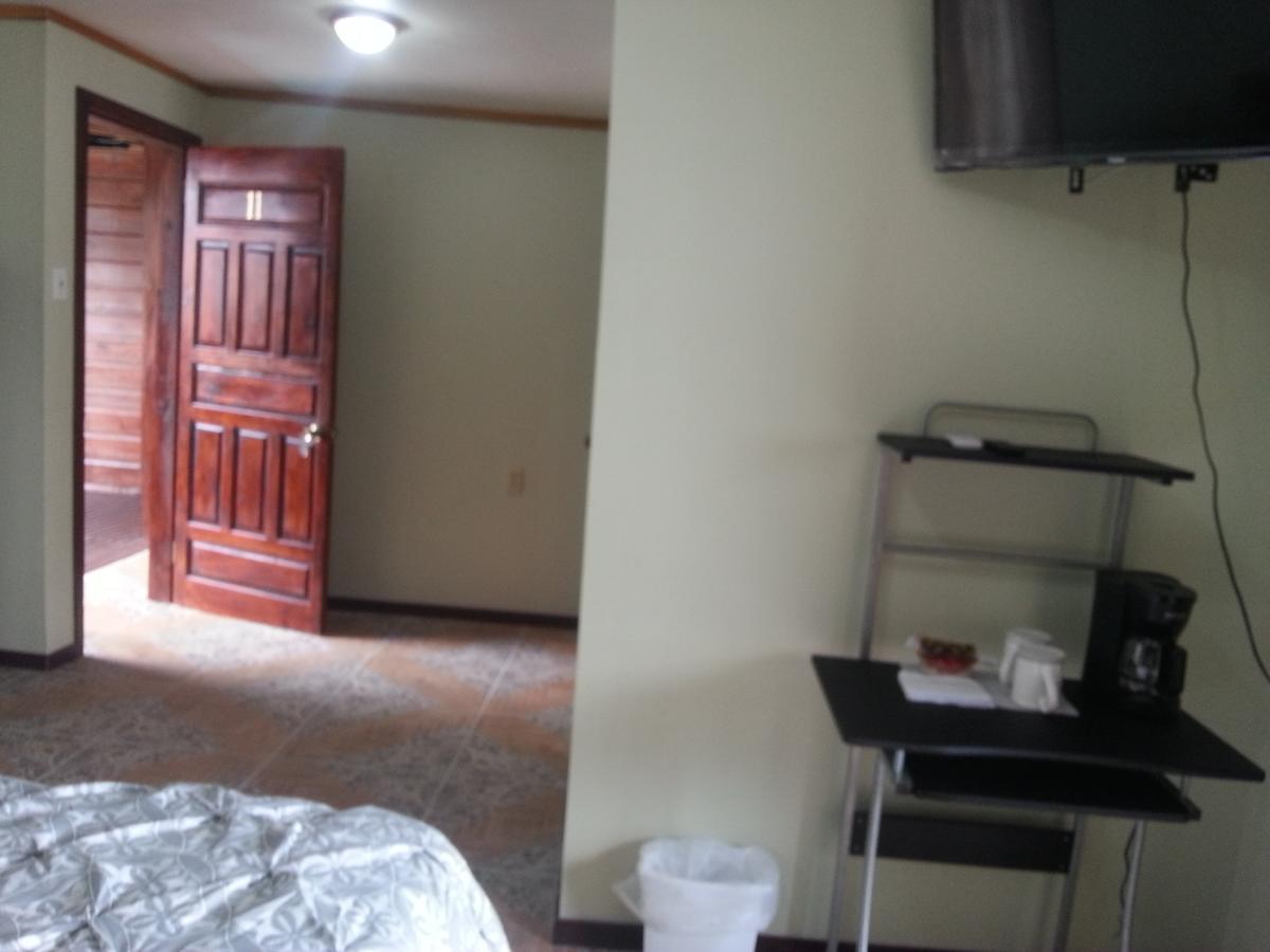 לה סייבה La Delphina Bed And Breakfast Bar And Grill מראה חיצוני תמונה